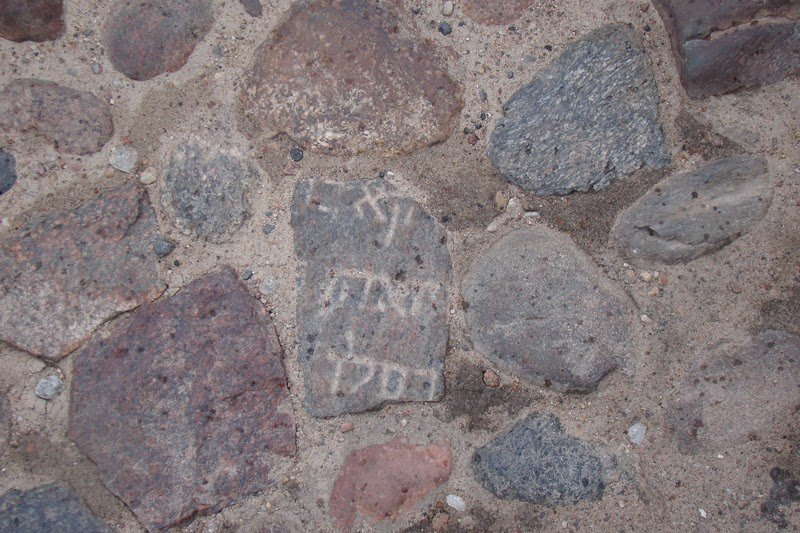 Kilkadziesiąt kawałków żydowskich nagrobków leży na drodze we wsi pod Białymstokiem