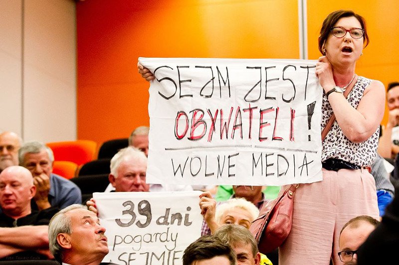 Anna Grad-Mizgała z transparentem na spotkaniu z marszałkiem Sejmu Markiem Kuchcińskim w Sanoku.