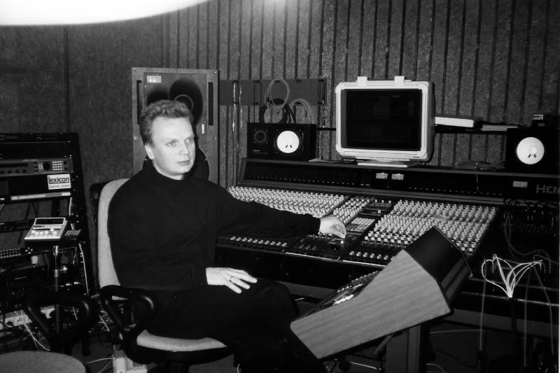 Grzegorz Ciechowski w studiu nagraniowym.