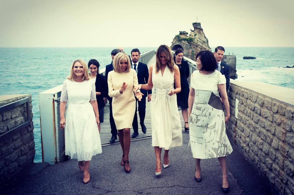 Małgorzata Tusk we Francji obok żon przywódców państw grupy G7.