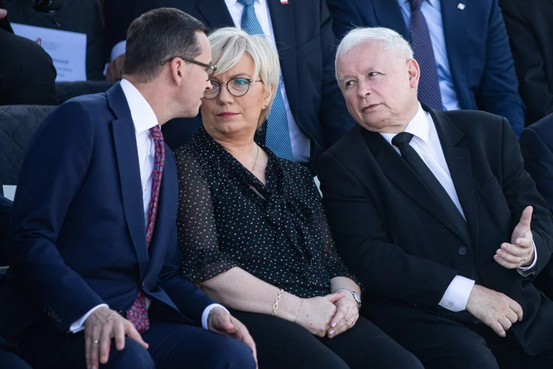 Premier Mateusz Morawiecki, prezes TK Julia Przyłębska i wicepremier Jarosław Kaczyński. Premier Mateusz Morawiecki, prezes TK Julia Przyłębska i wicepremier Jarosław Kaczyński.