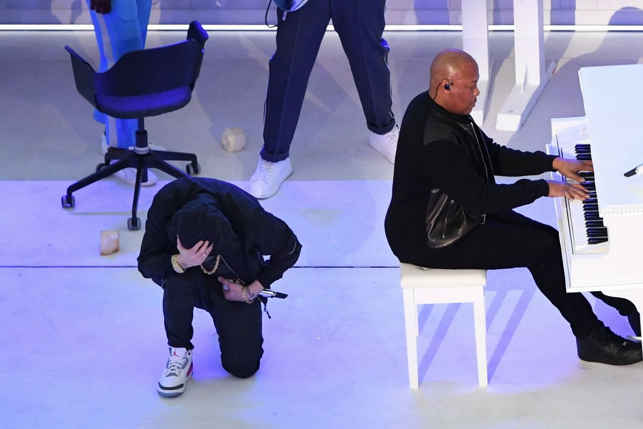 Eminem uklęknął podczas Super Bowl 2022. Co oznaczał jego gest? To miał być znak protestu przeciwko rasizmowi.