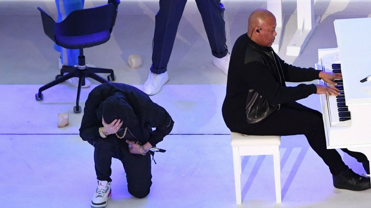 Eminem uklęknął podczas Super Bowl 2022. Co oznaczał jego gest? To miał być znak protestu przeciwko rasizmowi.