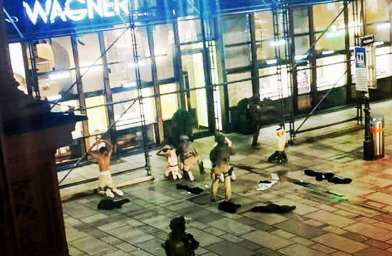 Zamach w Wiedniu 2020: te nagrania pokazują, co się stało w Austrii [VIDEO]