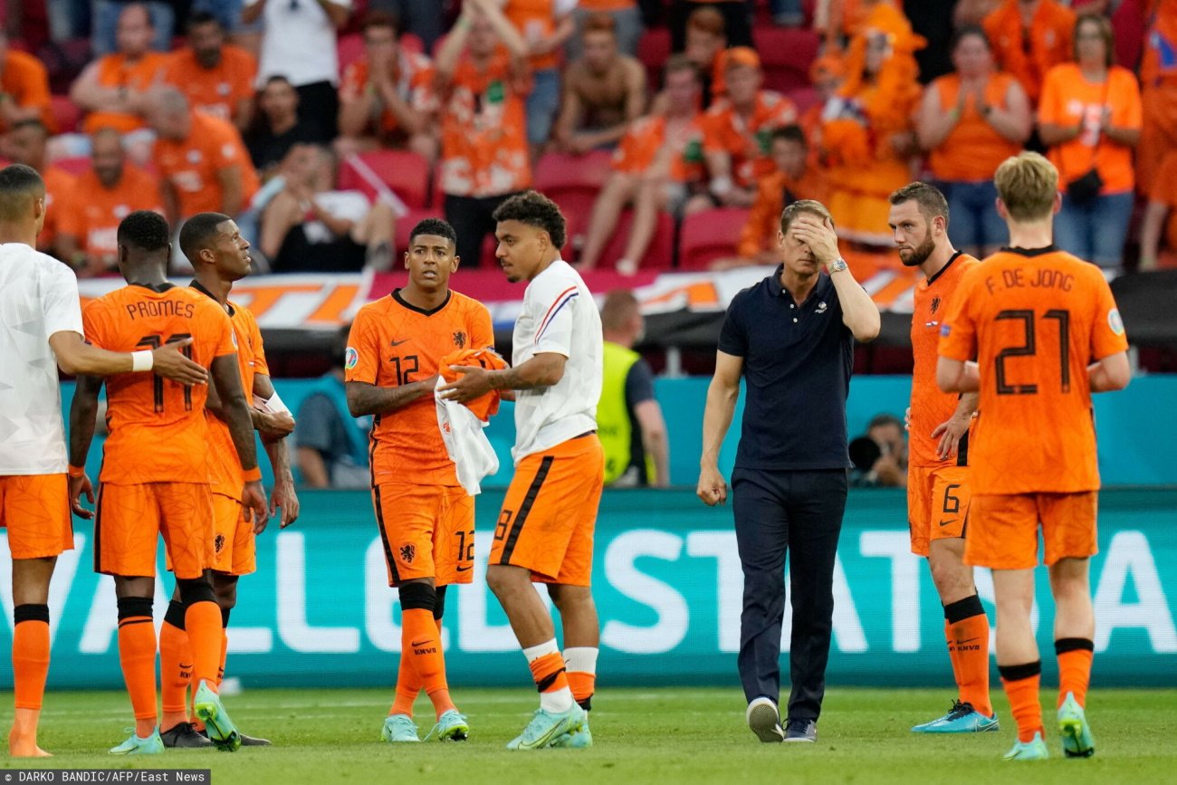 Frank De Boer podał się do dymisji po klęsce w finałach Euro 2020