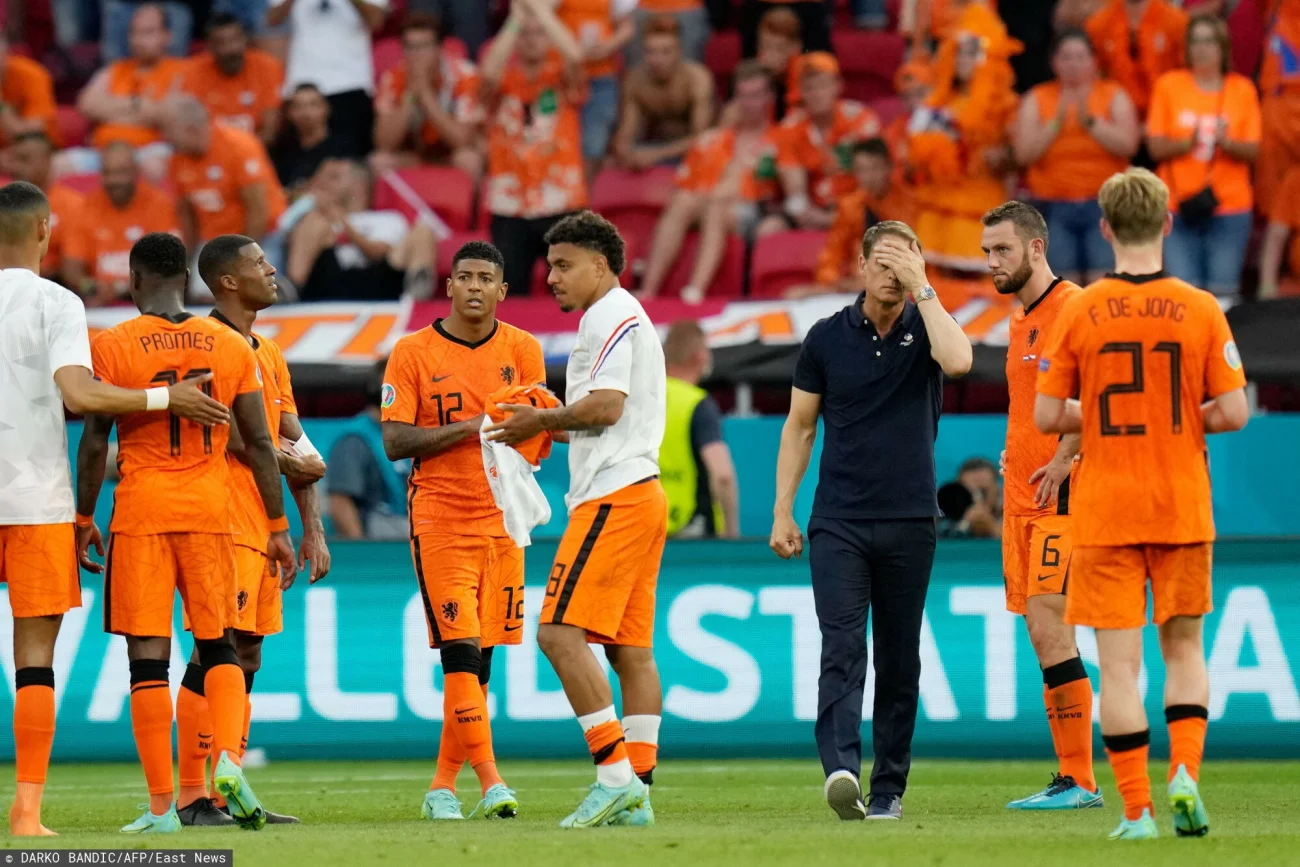 Frank De Boer podał się do dymisji po klęsce w finałach Euro 2020