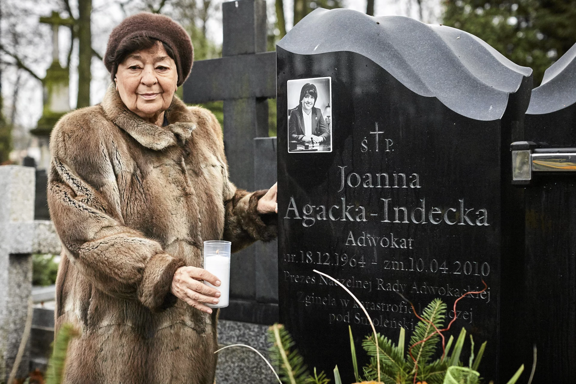 Mecenas Elżbieta Agacka-Gajdowska przy grobie swojej córki w listopadzie 2016 r.