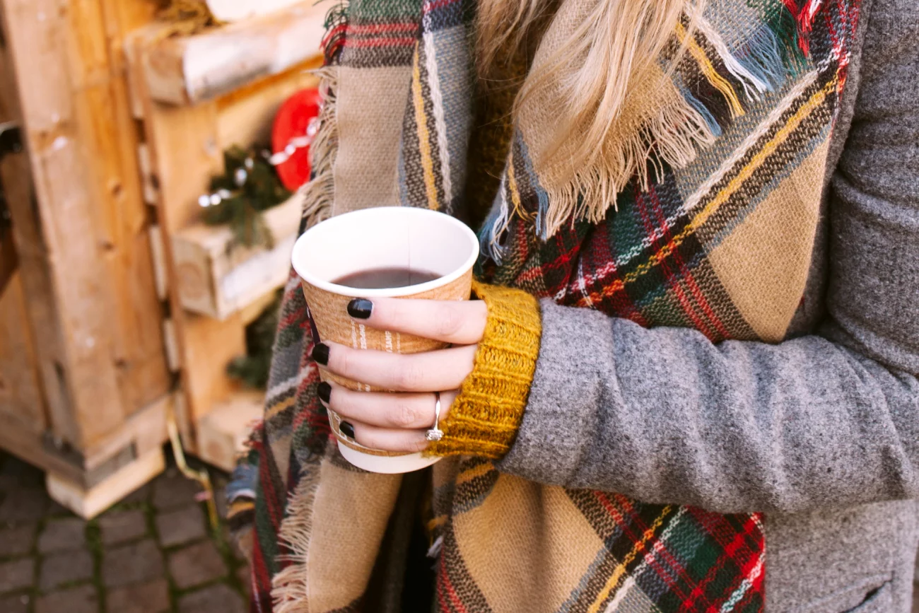 Biały grzaniec czy hot toddy? 3 przepisy na rozgrzewające napoje z prądem