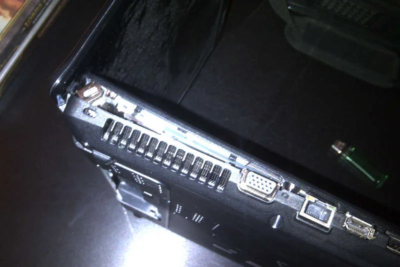 Tak wyglądały zawiasy w laptopie znajomego po raptem kilku miesiącach zwykłego użytkowania