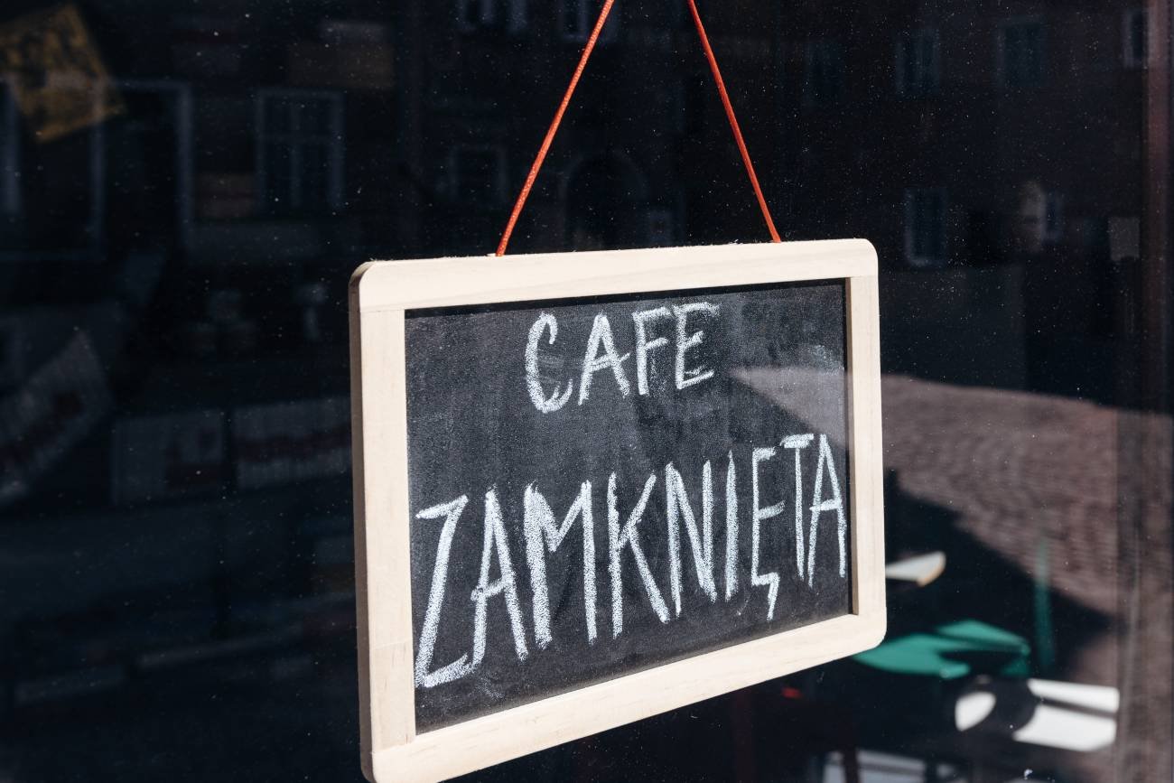 Obostrzenia wrócą, by uchronić Polskę przed skutkami następnej fali COVID-19