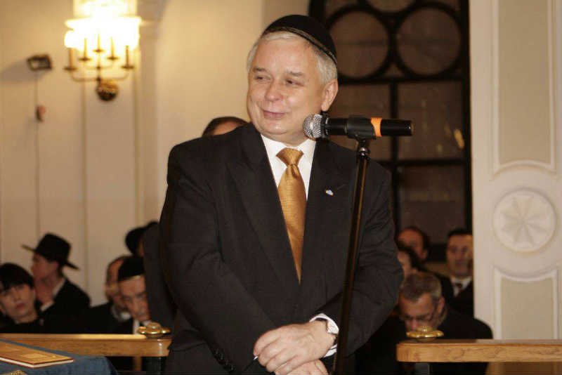 Lech Kaczyński mocno dbał o pojednanie polsko-żydowskie. Na zdjęciu podczas uroczystości odpalenia świec chanukowych w 2008 roku.