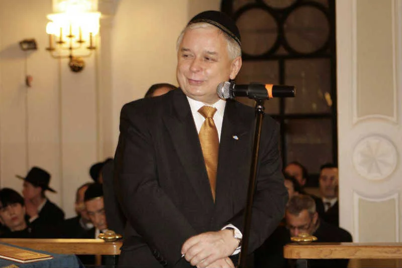 Lech Kaczyński mocno dbał o pojednanie polsko-żydowskie. Na zdjęciu podczas uroczystości odpalenia świec chanukowych w 2008 roku.