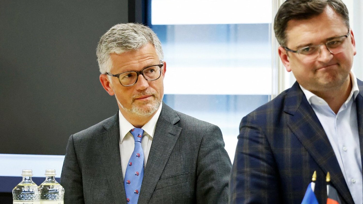 Ambasador Ukrainy w Niemczech Andrij Melnyk obraził niemieckich intelektualistów, którzy wezwali do zawieszenia broni. Ambasador Ukrainy w Niemczech Andrij Melnyk (po lewej) oraz minister spraw zagranicznych Ukrainy Dmytro Kułeba (po prawej).