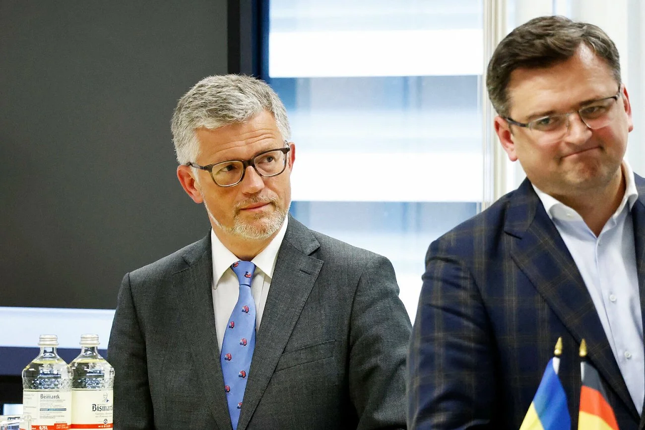 Ambasador Ukrainy w Niemczech Andrij Melnyk obraził niemieckich intelektualistów, którzy wezwali do zawieszenia broni. Ambasador Ukrainy w Niemczech Andrij Melnyk (po lewej) oraz minister spraw zagranicznych Ukrainy Dmytro Kułeba (po prawej).