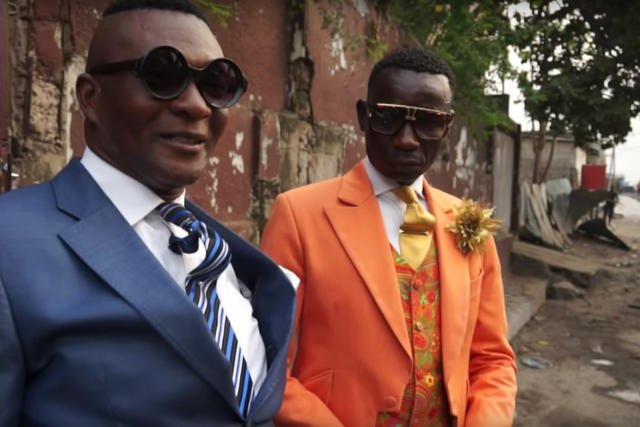 Jak cię widzą tak cię szanują. Sapersi to prawdziwe gwiazdy kenijskich wiosek.