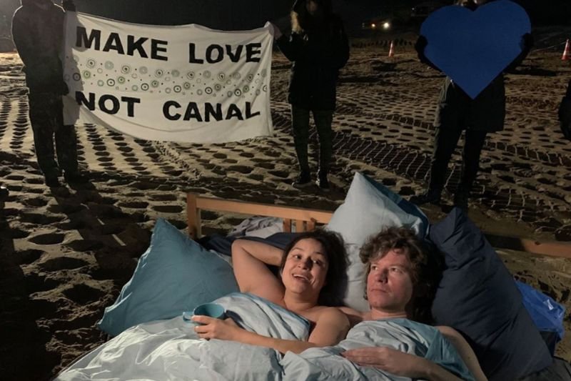 Aktywiści zorganizowali w Walentynki pokojowy protest.