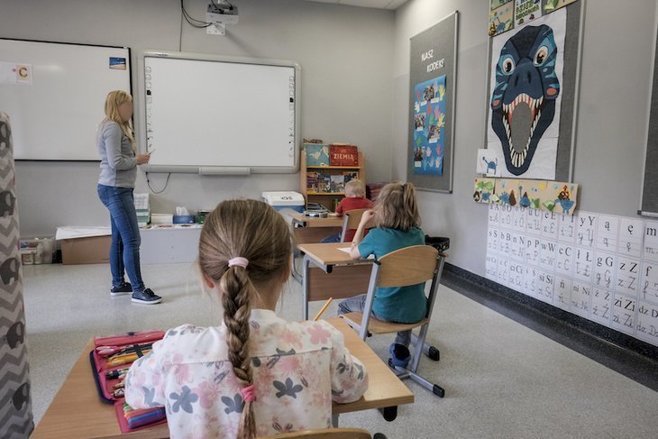 Nawet 100 tys. nauczycieli może przenosić koronawirusa między szkołami.