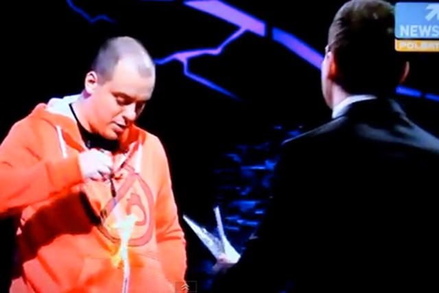 Raper Andrzej "Żurom" Żuromski podpalił się na wizji Polsatu News w programie "Państwo w państwie".