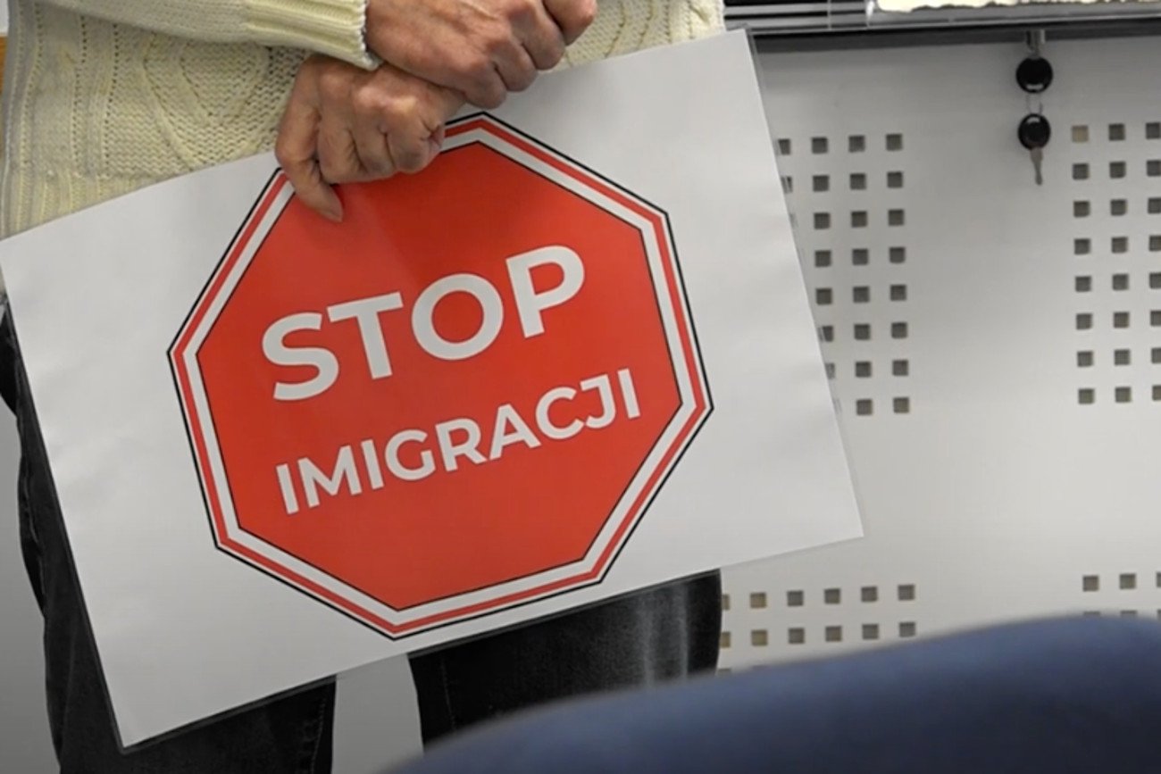 W Suwałkach na sesji Rady Miasta pojawili się mieszkańcy z tablicami "Stop Imigracji". Nagranie zamieściło Radio5