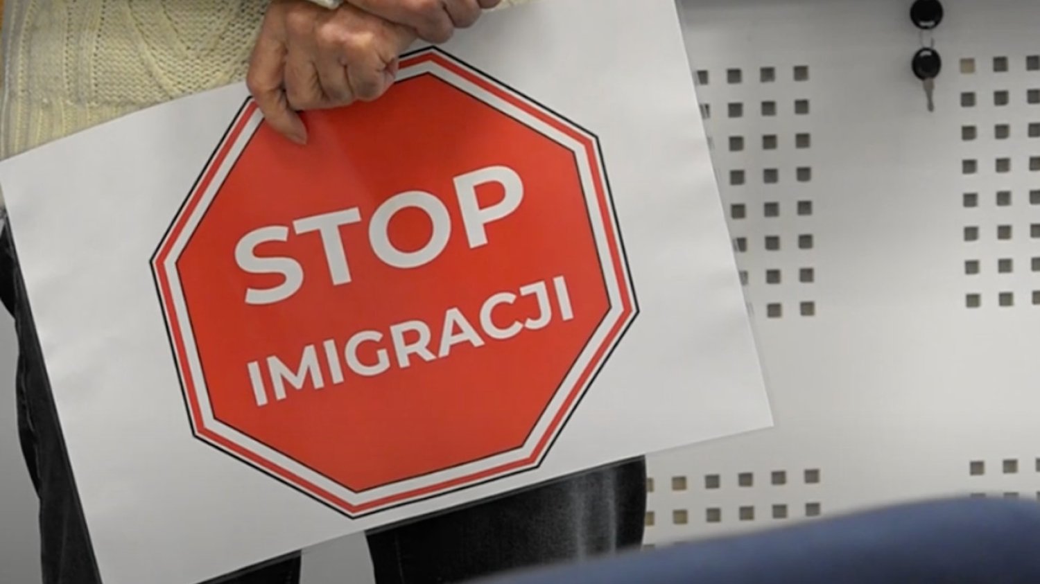 W Suwałkach na sesji Rady Miasta pojawili się mieszkańcy z tablicami "Stop Imigracji". Nagranie zamieściło Radio5