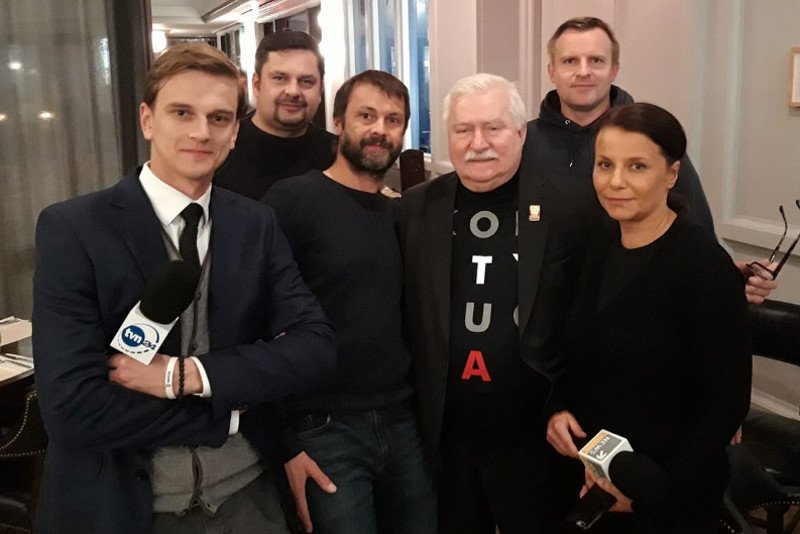 Lech Wałęsa przez cały dzień chodził po Waszyngtonie w koszulce z napisem "Konstytucja". W tym samym stroju wziął udział w uroczystościach pogrzebowych.