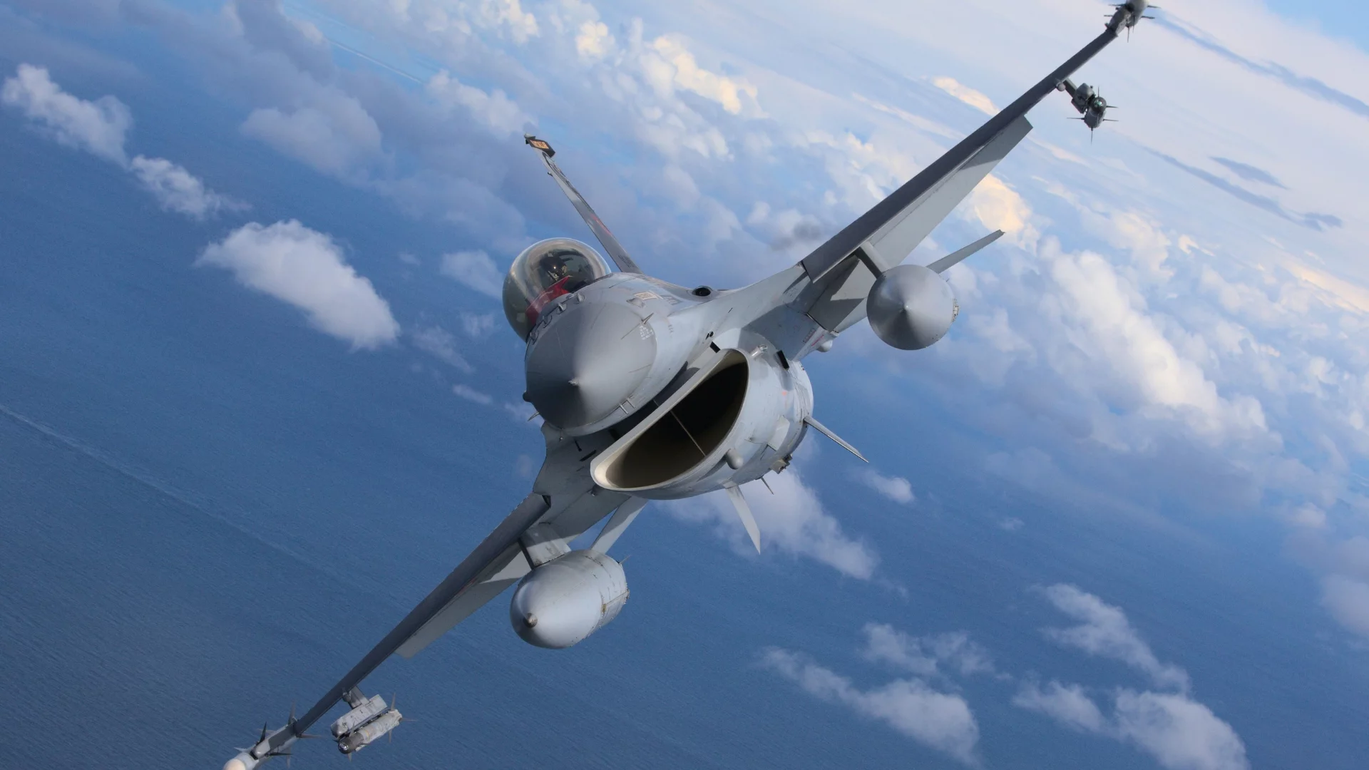 Z powodu ataku Rosji na Ukrainę w przestrzeni powietrznej operuje lotnictwo NATO i Polski Polska poderwała myśliwce. Chodzi o atak na Ukrainę, 2 lotniska zamknięte