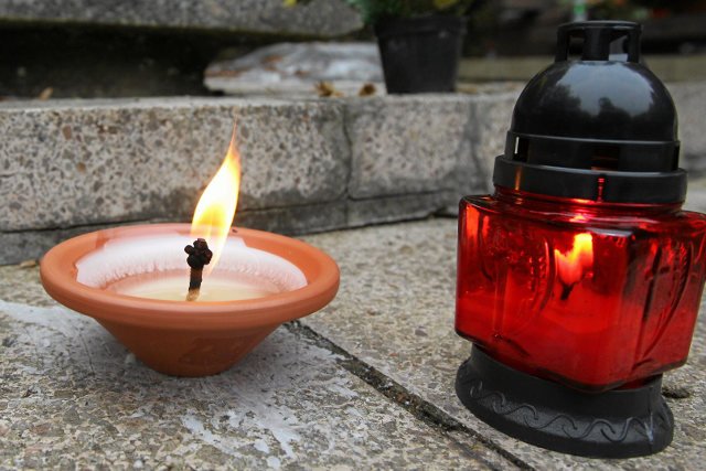 Za złą jakość krakowskiego powietrza mają odpowiadać m.in. cmentarne znicze