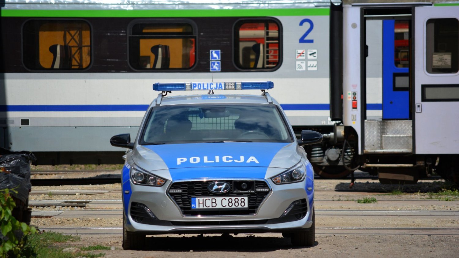 Nie tylko Mika i Puławy. Incydentów na polskiej kolei miało być więcej Radiowóz na tle pociągu