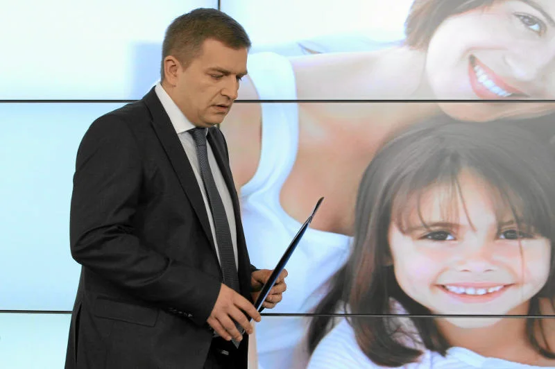 Minister zdrowia Bartosz Arłukowicz przedstawia rządowy program in vitro.