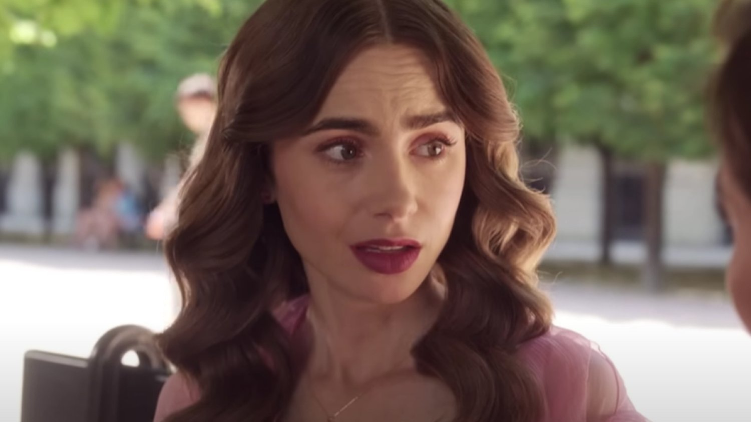 Nie żyje członek ekipy serialu "Emily in Paris" Emily in Paris