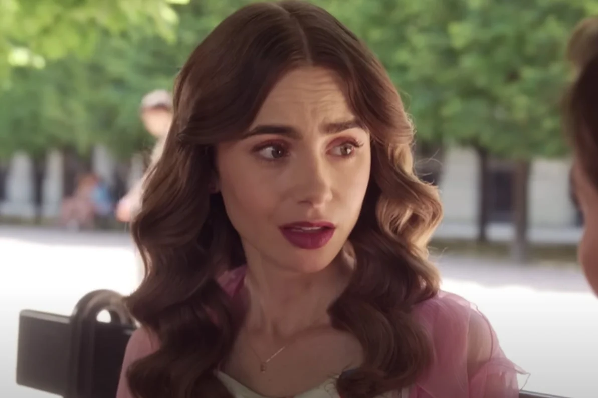 Nie żyje członek ekipy serialu "Emily in Paris" Emily in Paris