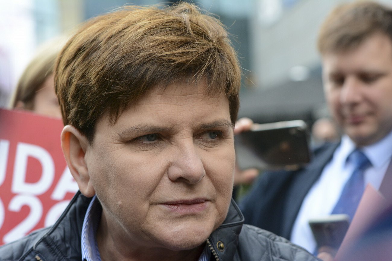 Beata Szydło sprowadzona na ziemię przez francuskiego profesora prawa.