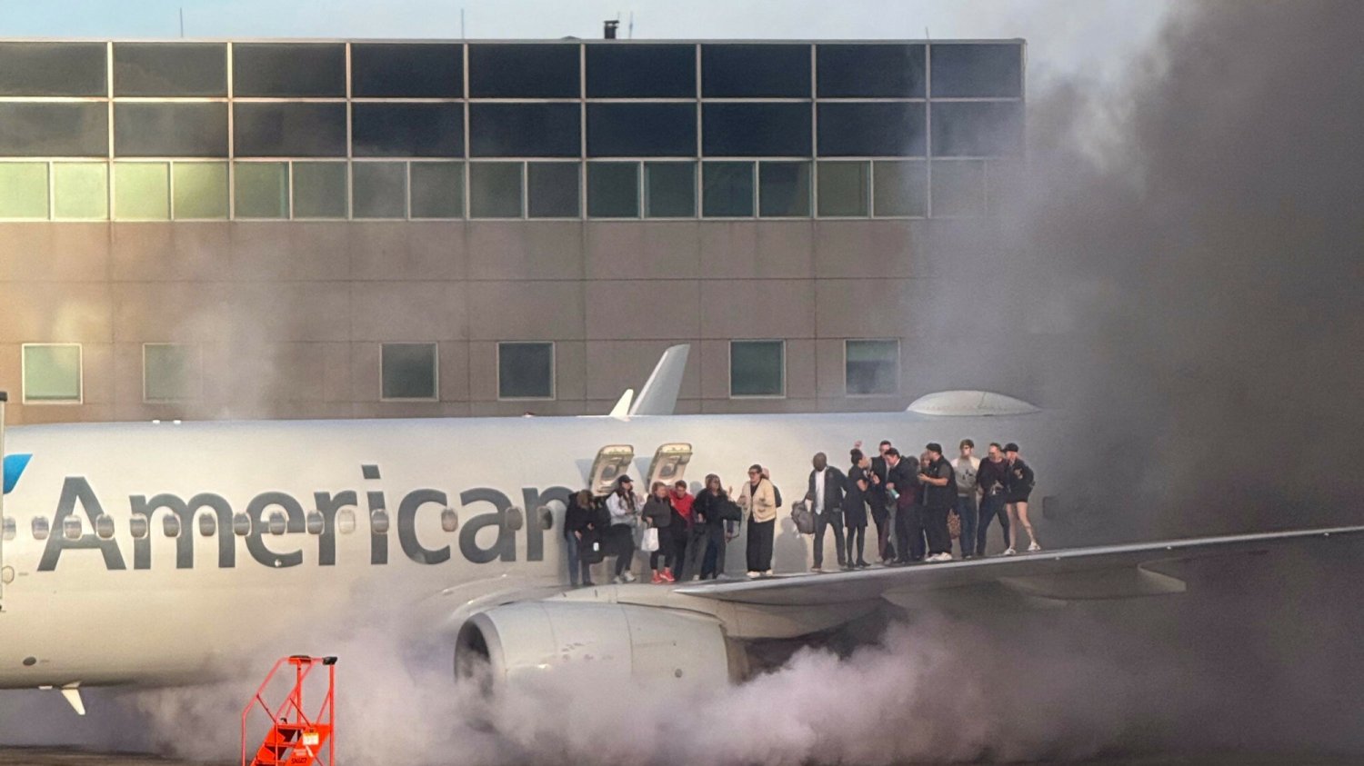 Wypadek samolotu American Airlines na lotnisku w Denver. Zapalił się silnik
