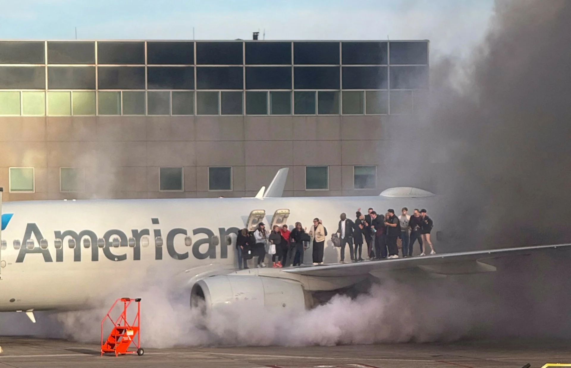 Poważny incydent na lotnisku. Silnik samolotu zapalił się po awaryjnym lądowaniu Wypadek samolotu American Airlines na lotnisku w Denver. Zapalił się silnik