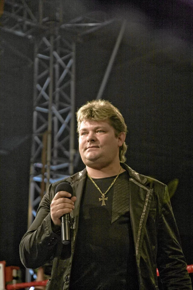 W 2009 roku Zenon Martyjuk nie był bożyszczem. Teraz, kiedy wziął się za siebie, kobiety rzucają mu na scenę biustonosze!