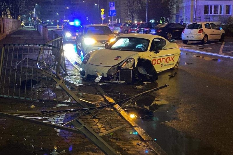 Luksusowe porsche Panka zostało rozbite.