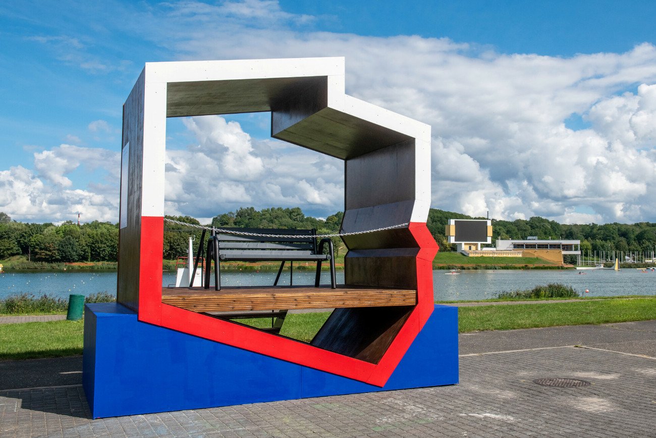 Ławki patriotyczne, z polską flagą, wywołały ogromne emocje z całym kraju.