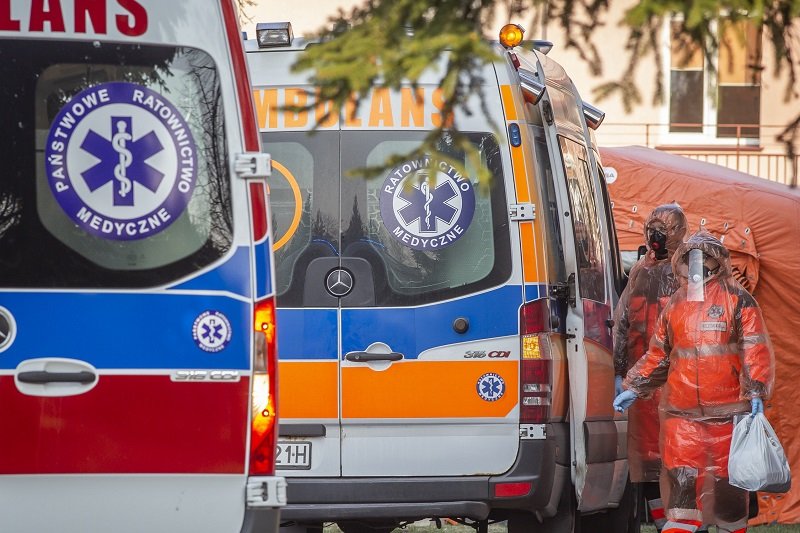 Lekarze alarmują o luce w systemie. Chodzi o zgony z powodu koronawirusa.