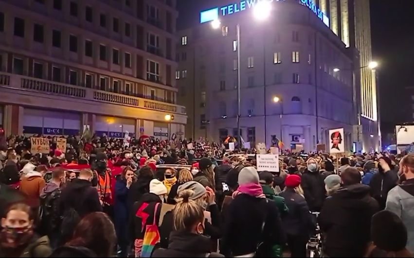 Strajk Kobiet przed siedzibą TVP. Planowana blokada Sejmu zmieniła się w przemarsz ulicami Warszawy. Za protestującymi podążają tysiące funkcjonariuszy.