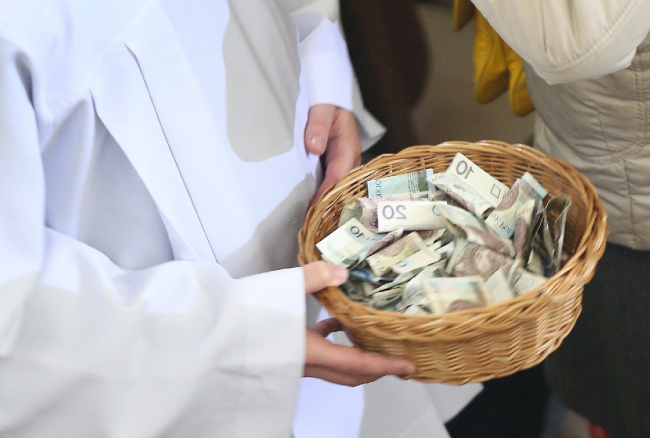 Ksiądz ujawnił, ile zarabia. Mówi też o wydatkach.