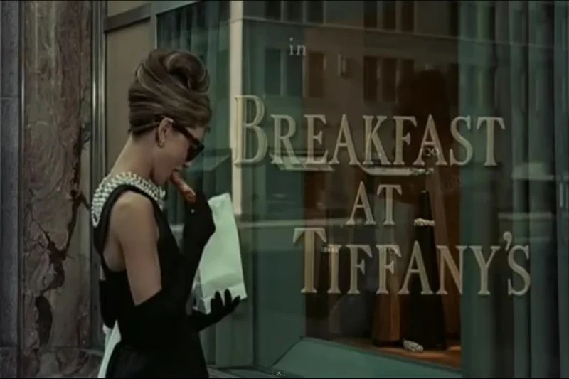 Słynna scena z filmu "Sniadanie u Tiffany'ego"