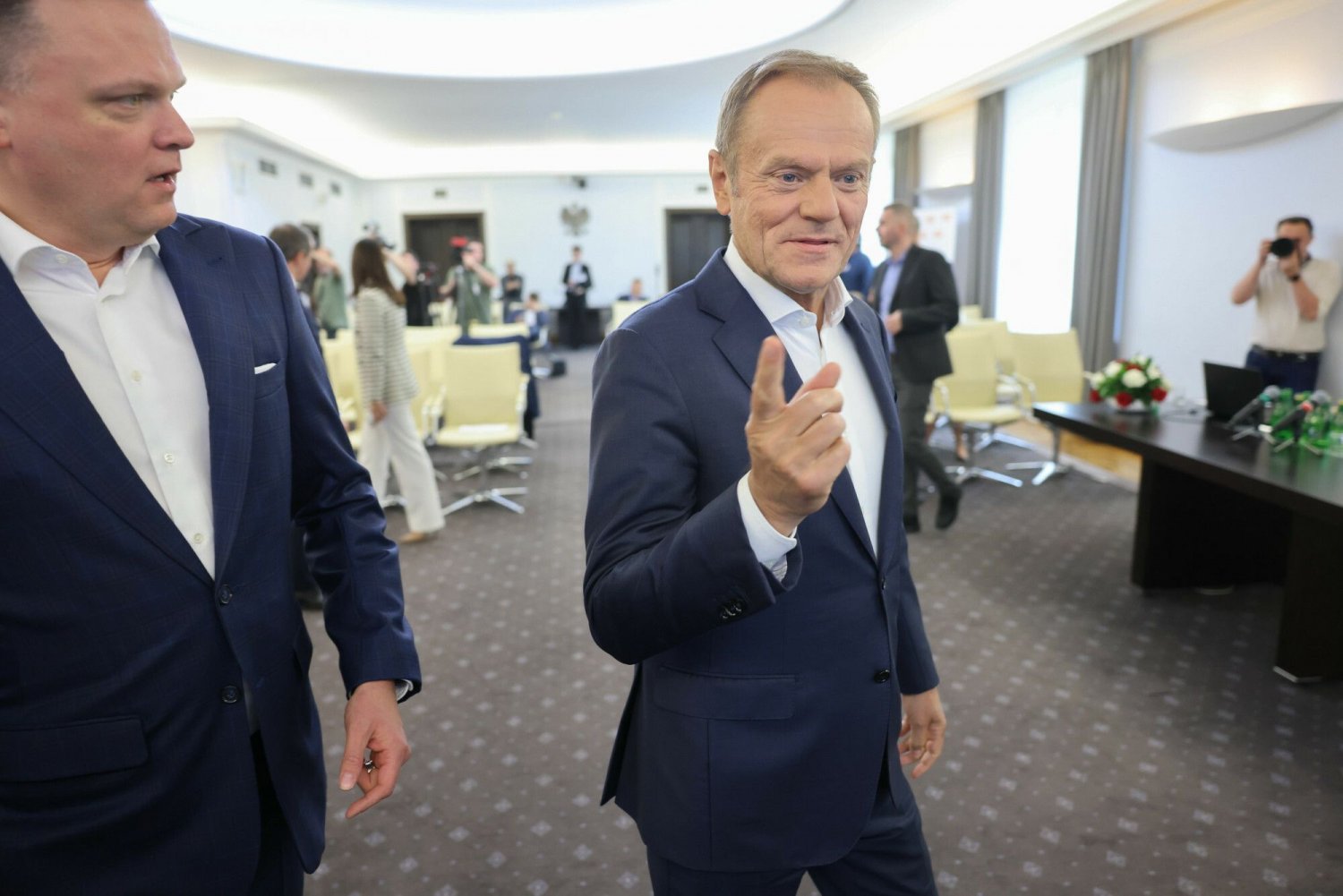 Donald Tusk ostudził zapał ws. Szymona Hołowni, zaznaczając, że nie ma wrogów w opozycji i że szanuje decyzje innych.