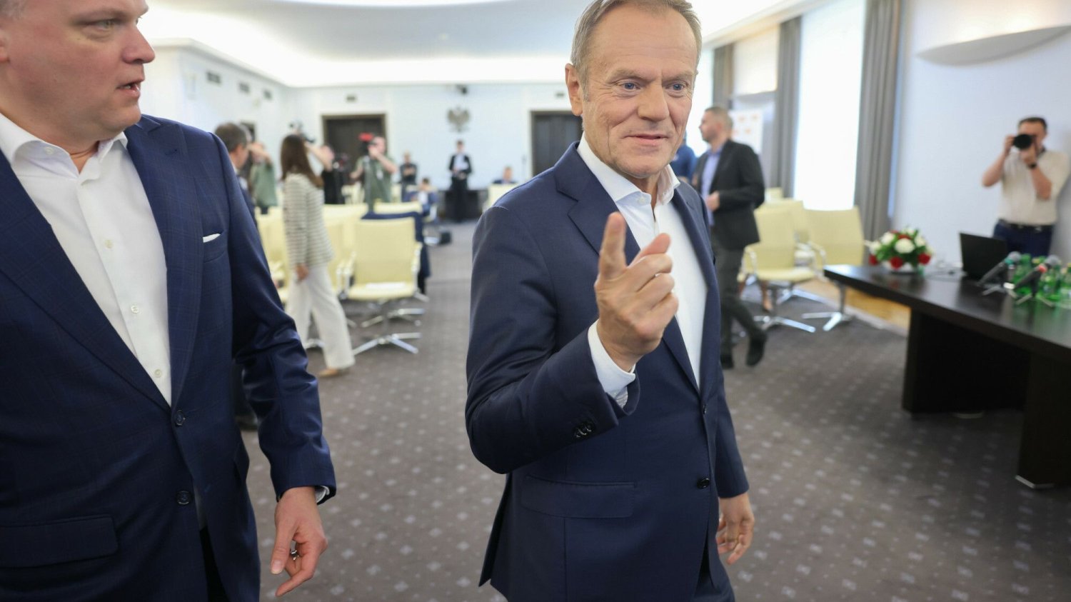 Donald Tusk ostudził zapał ws. Szymona Hołowni, zaznaczając, że nie ma wrogów w opozycji i że szanuje decyzje innych.