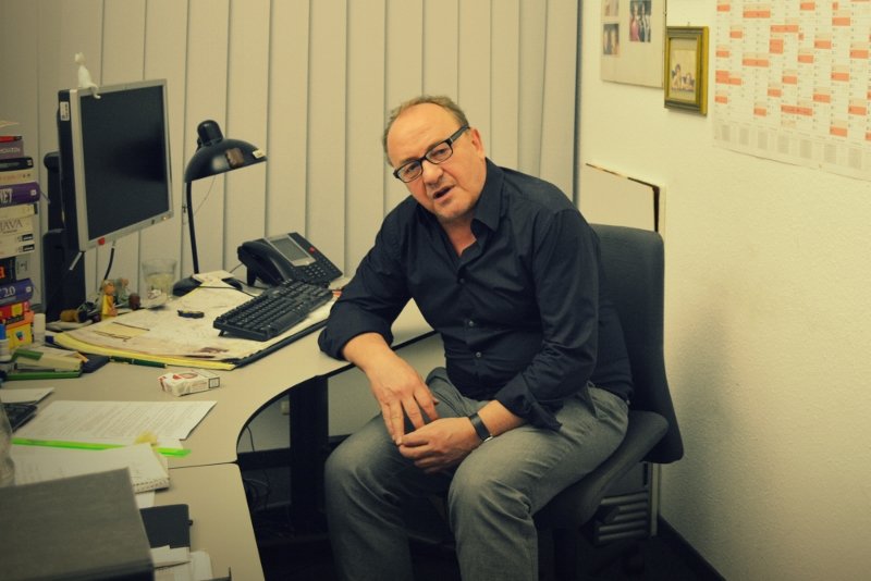 Janusz Leon Wiśniewski w swoim biurze