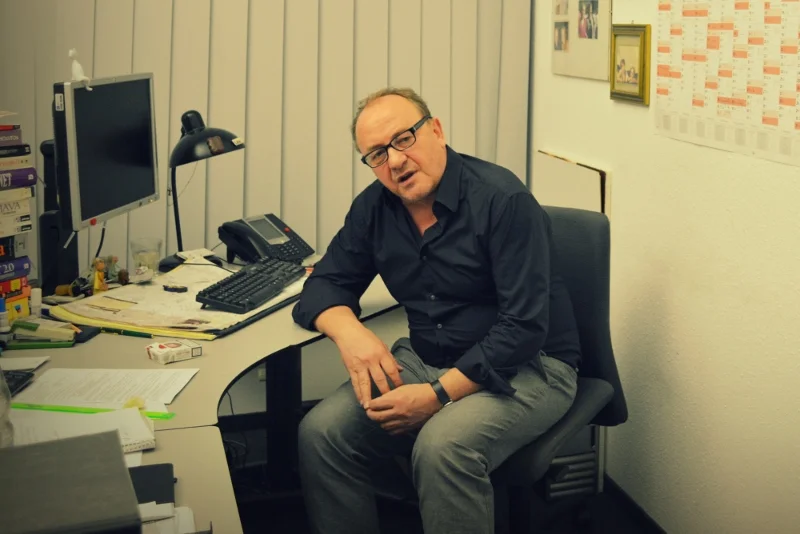 Janusz Leon Wiśniewski w swoim biurze