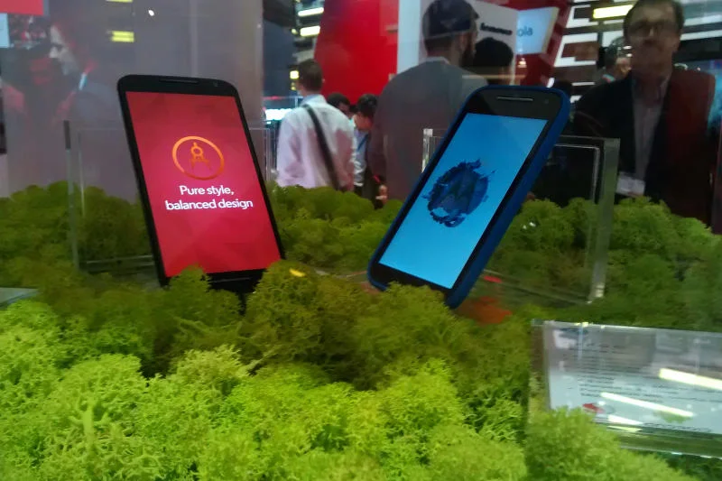 Smartfony Motoroli na stoisku Lenovo.