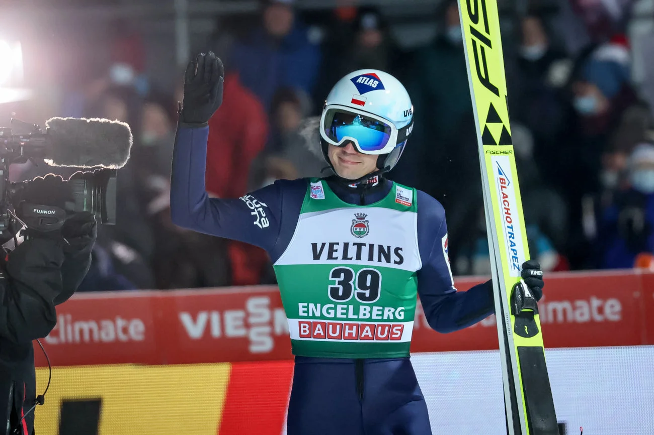 Kamil Stoch w niedzielę nie miał szczęścia do warunków na skoczni. Lider Biało-Czerwonych walczył z wiatrem.