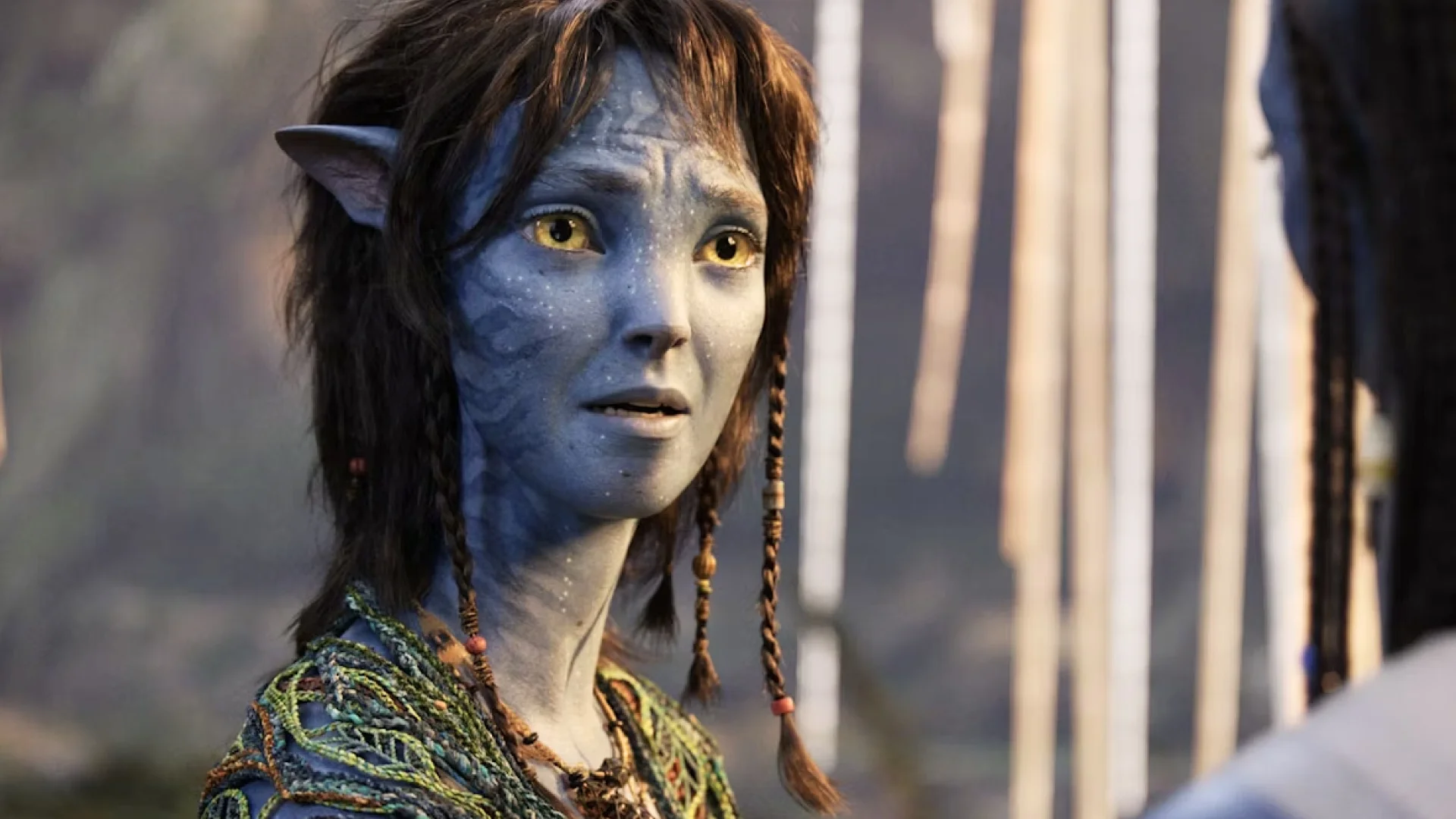 Sigourney Weaver jako Kiri w filmie "Avatar: Ogień i popiół"