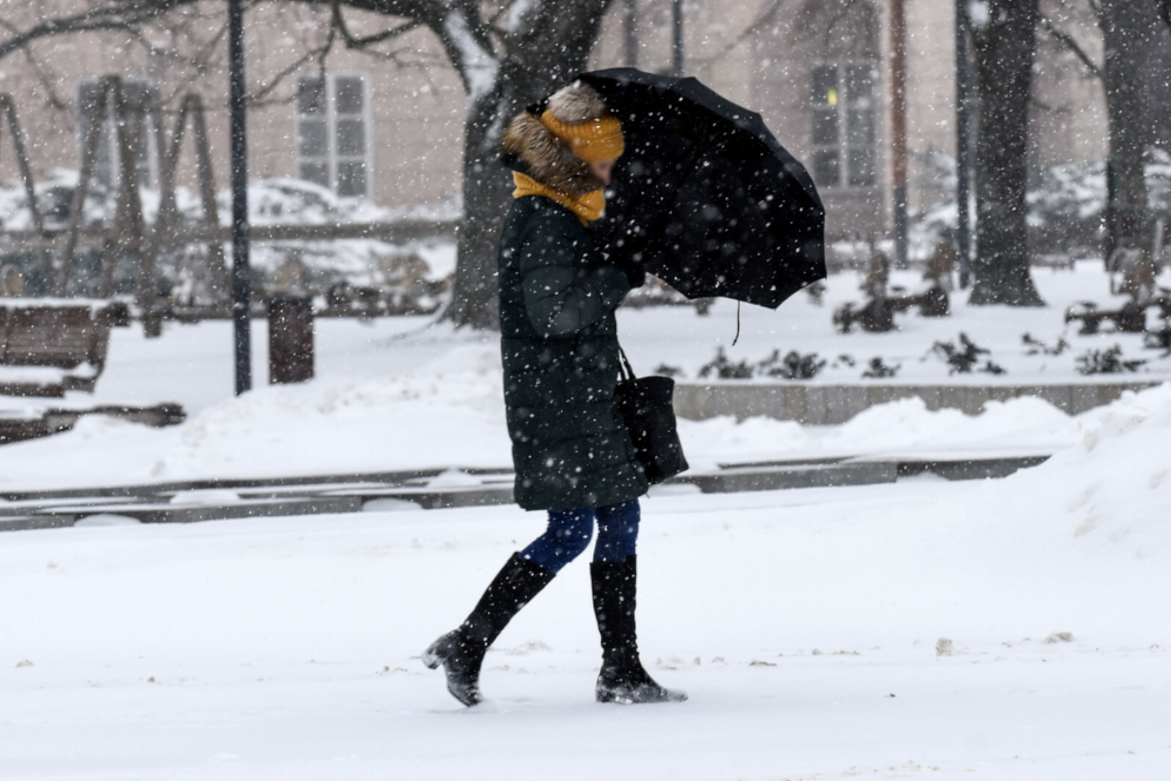 Wiosenne ubrania można schować z powrotem do szafy. Polskę czeka śnieżna środa.