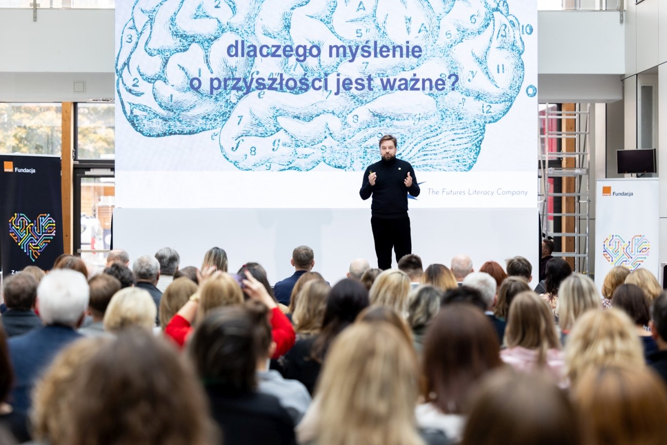 Szkoła Kodowania, uruchomiona w ramach programu Orange Digital Center, oferuje bezpłatne 7-miesięczne kursy programowania dla osób dorosłych w wieku 18-35 lat w formie hybrydowej